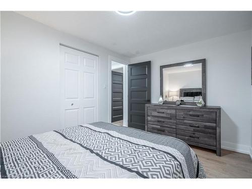 100 Boston Crescent, Hamilton, ON - Indoor Photo Showing Bedroom