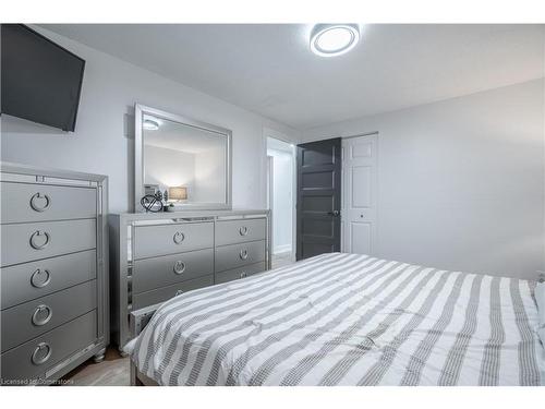 100 Boston Crescent, Hamilton, ON - Indoor Photo Showing Bedroom