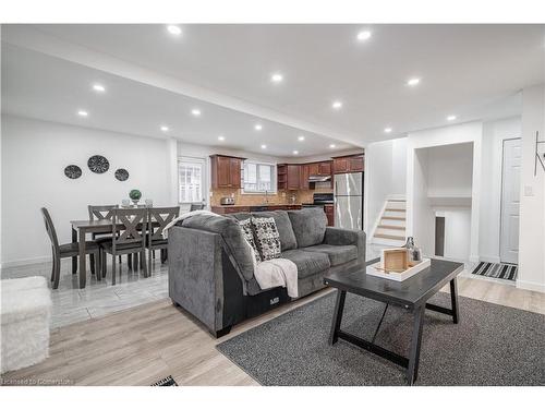 100 Boston Crescent, Hamilton, ON - Indoor Photo Showing Living Room