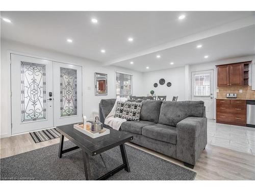 100 Boston Crescent, Hamilton, ON - Indoor Photo Showing Living Room