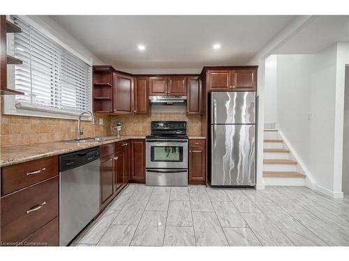 100 Boston Crescent, Hamilton, ON - Indoor Photo Showing Kitchen