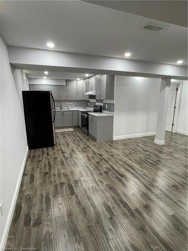 B-125 Lampman Drive, Grimsby, ON - Indoor Photo Showing Kitchen