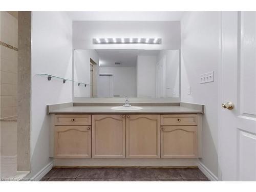 2200 Irving Street, Burlington, ON - Indoor Photo Showing Bathroom