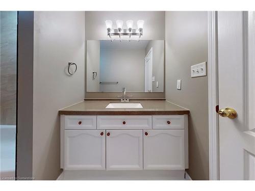 2200 Irving Street, Burlington, ON - Indoor Photo Showing Bathroom