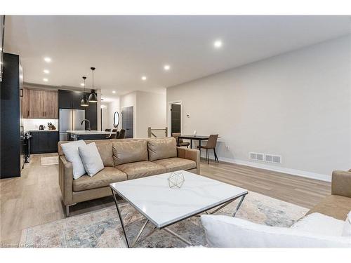 22-300 Richmond Street, Thorold, ON - Indoor Photo Showing Living Room