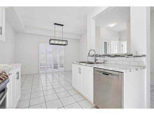 21 White Star Lane, Grimsby, ON - Indoor Photo Showing Kitchen With Double Sink With Upgraded Kitchen