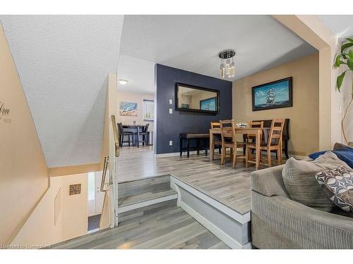 17-6 Loconder Drive, Hamilton, ON - Indoor Photo Showing Living Room