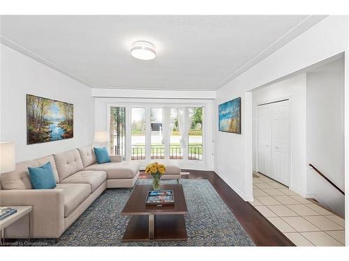 111 Buckingham Drive, Hamilton, ON - Indoor Photo Showing Living Room