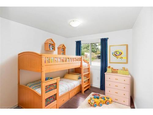 111 Buckingham Drive, Hamilton, ON - Indoor Photo Showing Bedroom