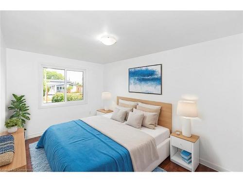 111 Buckingham Drive, Hamilton, ON - Indoor Photo Showing Bedroom