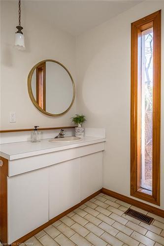 218 Bay Street S, Hamilton, ON - Indoor Photo Showing Bathroom