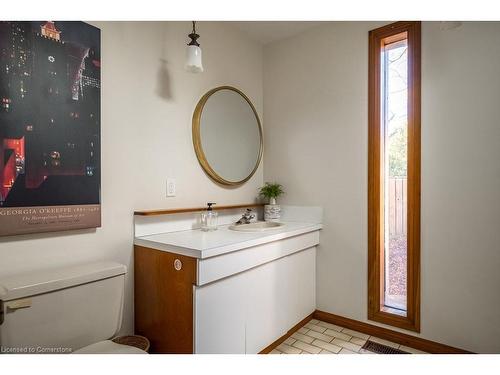 218 Bay Street S, Hamilton, ON - Indoor Photo Showing Bathroom