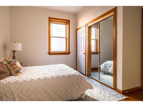 218 Bay Street S, Hamilton, ON - Indoor Photo Showing Bedroom