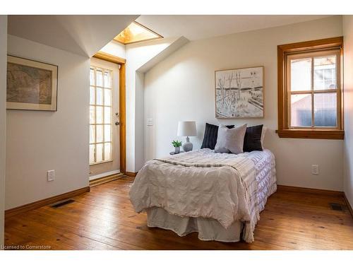 218 Bay Street S, Hamilton, ON - Indoor Photo Showing Bedroom