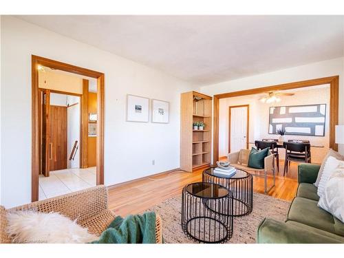 9 Thomson Court, Hamilton, ON - Indoor Photo Showing Living Room