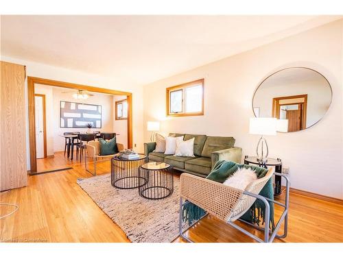 9 Thomson Court, Hamilton, ON - Indoor Photo Showing Living Room