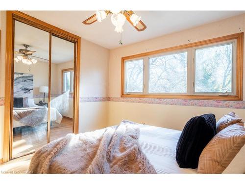 9 Thomson Court, Hamilton, ON - Indoor Photo Showing Bedroom