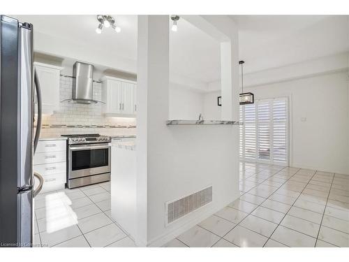 21 White Star Lane, Grimsby, ON - Indoor Photo Showing Kitchen With Upgraded Kitchen