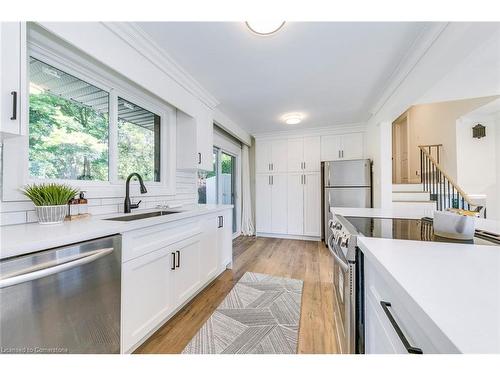 33 Sewell Drive, Oakville, ON - Indoor Photo Showing Kitchen