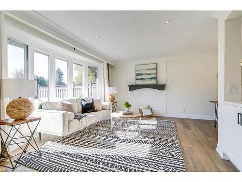 33 Sewell Drive, Oakville, ON - Indoor Photo Showing Living Room