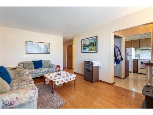 4 Lilacside Drive, Hamilton, ON - Indoor Photo Showing Living Room