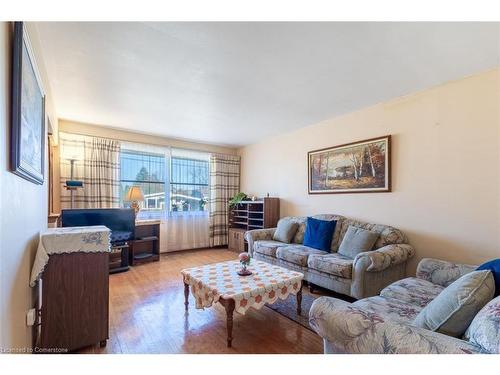 4 Lilacside Drive, Hamilton, ON - Indoor Photo Showing Living Room