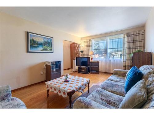 4 Lilacside Drive, Hamilton, ON - Indoor Photo Showing Living Room