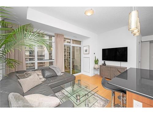 711-90 Charlton Avenue W, Hamilton, ON - Indoor Photo Showing Living Room