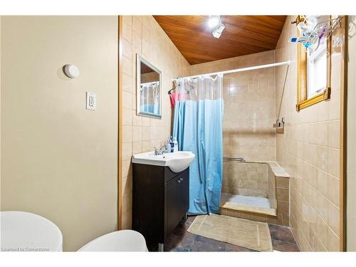 Main-81 East 23Rd Street, Hamilton, ON - Indoor Photo Showing Bathroom