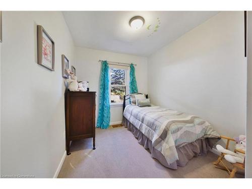 7 Underhill Avenue, Dundas, ON - Indoor Photo Showing Bedroom