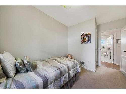 7 Underhill Avenue, Dundas, ON - Indoor Photo Showing Bedroom