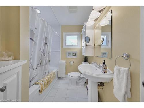 7 Underhill Avenue, Dundas, ON - Indoor Photo Showing Bathroom