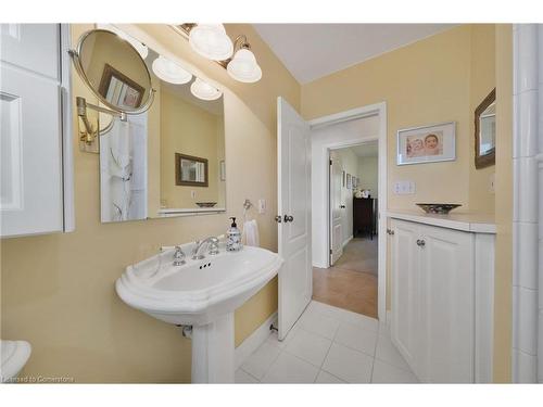 7 Underhill Avenue, Dundas, ON - Indoor Photo Showing Bathroom