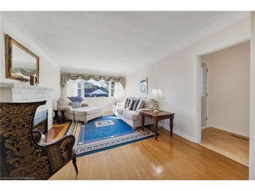 7 Underhill Avenue, Dundas, ON - Indoor Photo Showing Living Room