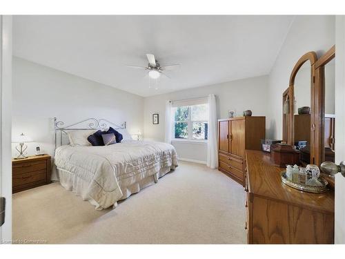 7 Underhill Avenue, Dundas, ON - Indoor Photo Showing Bedroom