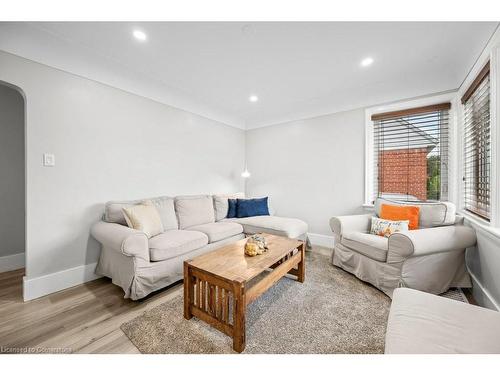 1108 Queensdale Avenue E, Hamilton, ON - Indoor Photo Showing Living Room