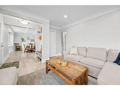 1108 Queensdale Avenue E, Hamilton, ON - Indoor Photo Showing Living Room