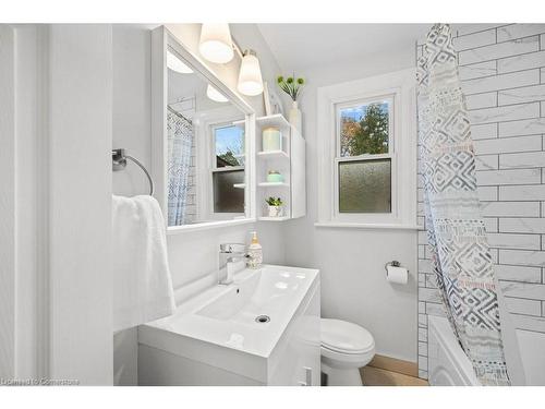 1108 Queensdale Avenue E, Hamilton, ON - Indoor Photo Showing Bathroom