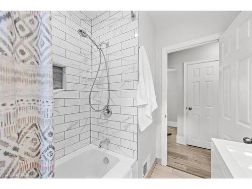 1108 Queensdale Avenue E, Hamilton, ON - Indoor Photo Showing Bathroom