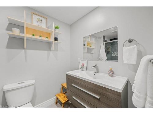 1108 Queensdale Avenue E, Hamilton, ON - Indoor Photo Showing Bathroom