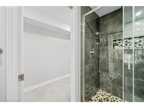 1108 Queensdale Avenue E, Hamilton, ON - Indoor Photo Showing Bathroom