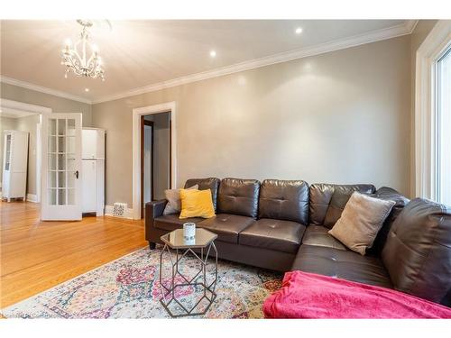 53 Tuxedo Avenue S, Hamilton, ON - Indoor Photo Showing Living Room