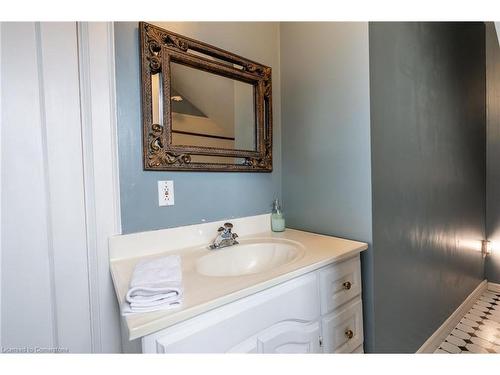 53 Tuxedo Avenue S, Hamilton, ON - Indoor Photo Showing Bathroom