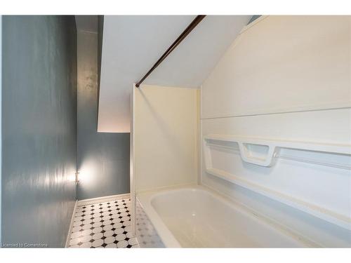 53 Tuxedo Avenue S, Hamilton, ON - Indoor Photo Showing Bathroom