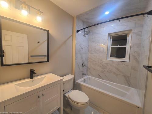 10 Sherwood Rise, Hamilton, ON - Indoor Photo Showing Bathroom