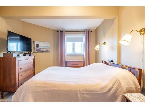 53 Myrtle Avenue, St. Catharines, ON - Indoor Photo Showing Bedroom