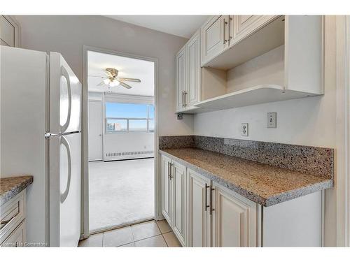 1505-2263 Marine Drive, Oakville, ON - Indoor Photo Showing Kitchen