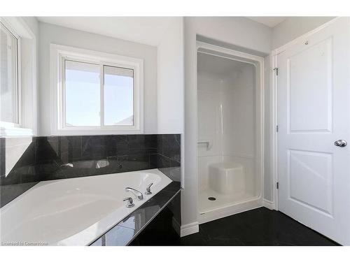 901 Bamford Terrace, Peterborough, ON - Indoor Photo Showing Bathroom