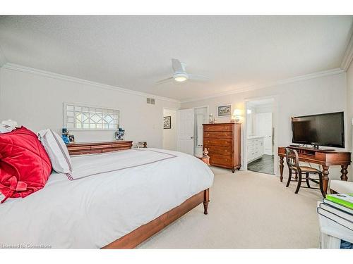 4-2145 Country Club Drive, Burlington, ON - Indoor Photo Showing Bedroom