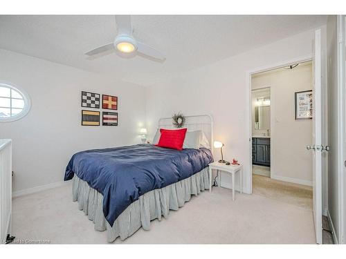 4-2145 Country Club Drive, Burlington, ON - Indoor Photo Showing Bedroom